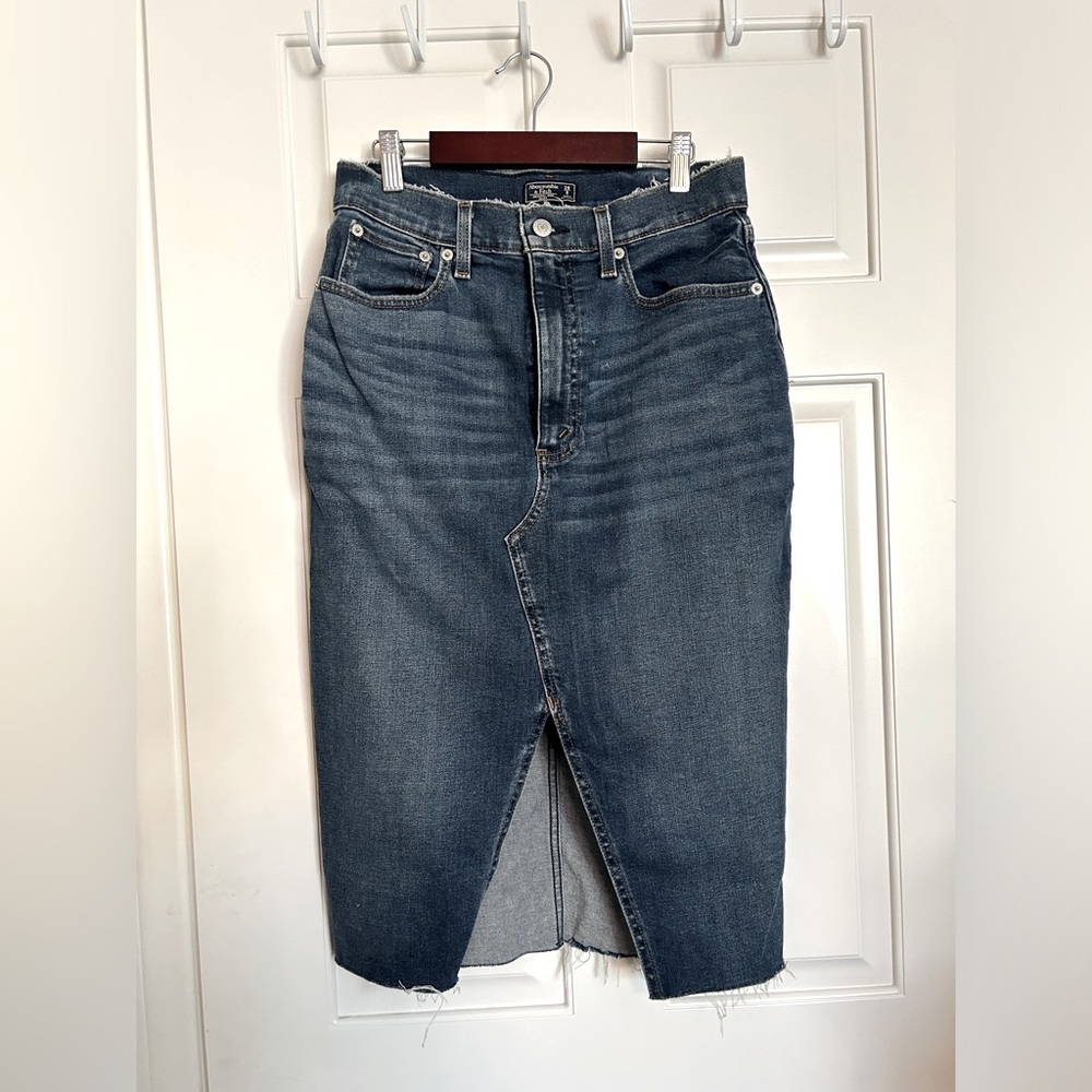 Abercrombie & Fitch on trend midi Jean skirt.